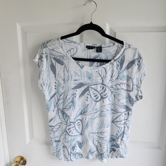 Tahari 100% LINEN Floral Blue and White Women's Top TSHIRT - Picture 1 of 3
